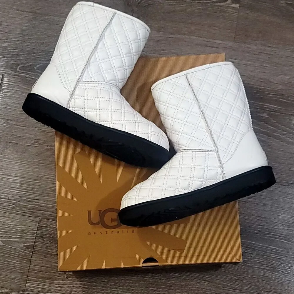 Ugg Classic Short II Quilted White Leather Boots Size 9